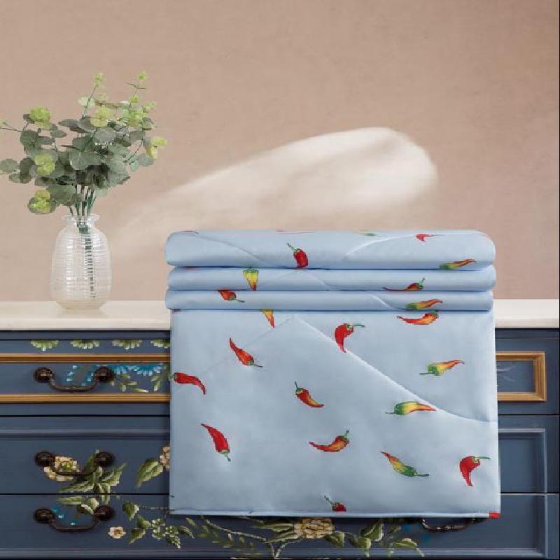 

Mercury Home Textiles Jiaoyang All-Season Lightweight Comforter