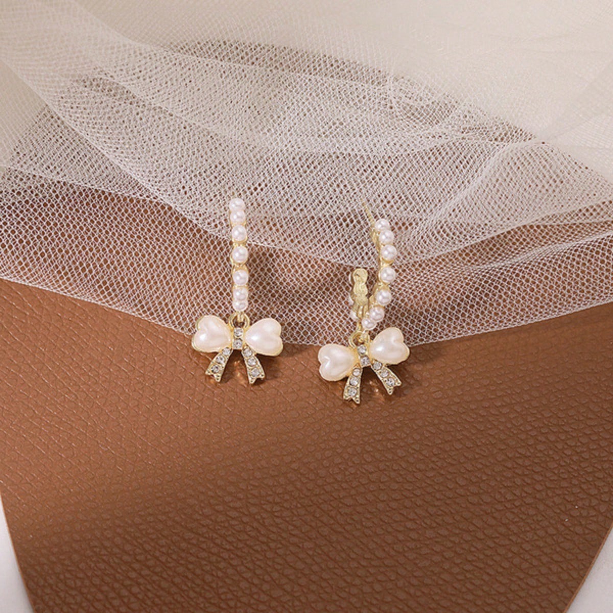 1 Pair of Lovely Pearl C-shaped Bow Hanging Earrings for Women, Gold Shell Bow Earrings, Girls Feminine Aesthetic Jewelry золотой