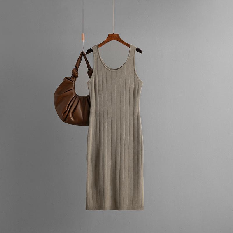 

Облегающее вязаное платье-майка однотонной расцветки для похудения и формирования фигуры. Пикантная девушка в облегающей бедра длинной юбке. OneSize темно-коричневого