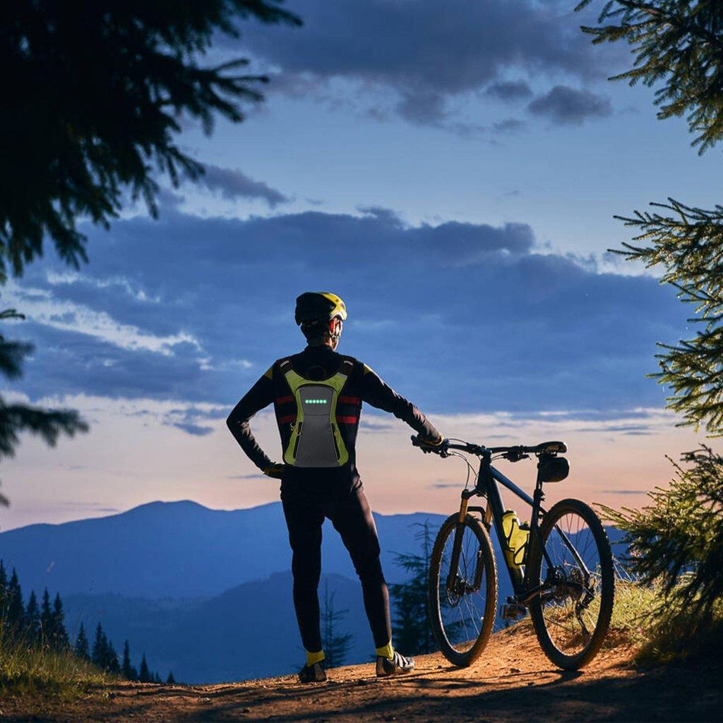 18L LED voice-controlled light-up lamp. Suitable for outdoor activities such as cycling, skateboarding, night running, and children's backpacks.
