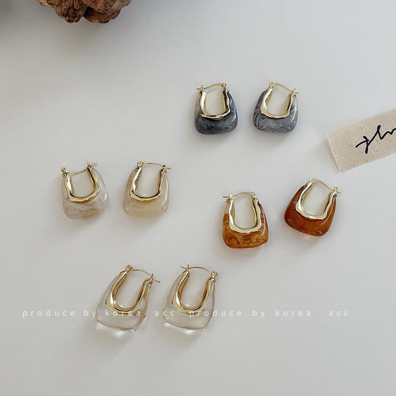 Korean retro geometric U-shaped resin ear buckle temperament simple earrings Mori Hong Kong style fashion fairy personalized earrings
