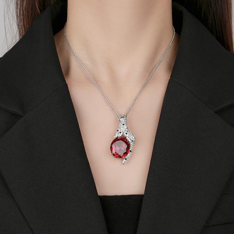 Autumn And Winter Jewelry Simulation Red Corundum Retro Leopard Pendant Necklace Main Stone 18 * 20