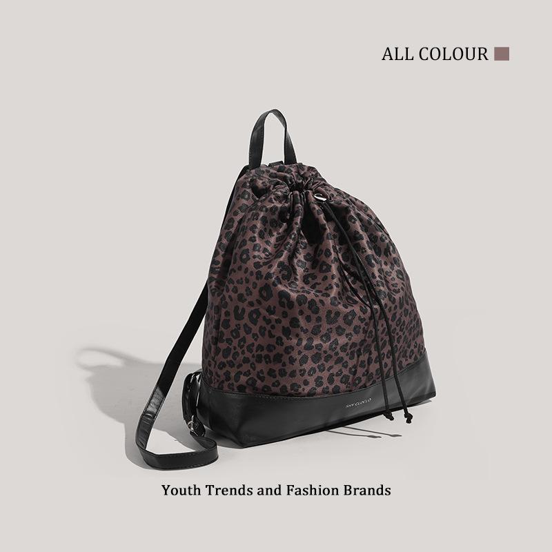 Yang Mi has the same leopard print bag, the new simple drawstring backpack, light college backpack, and the star has the same style.