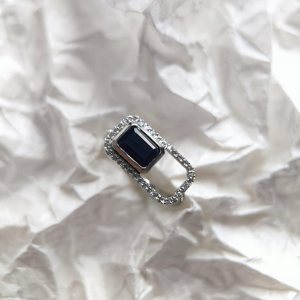 Серебряное кольцо с натуральным сапфиром 1.735ct, фианитами, вес изделия 3,18 гр (2202486)