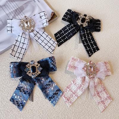 Stoffspitze Bowtie Broschen für Frauen Strass Kristall Brosche Mode Schule Student Hemd Kragen Pins Zubehör