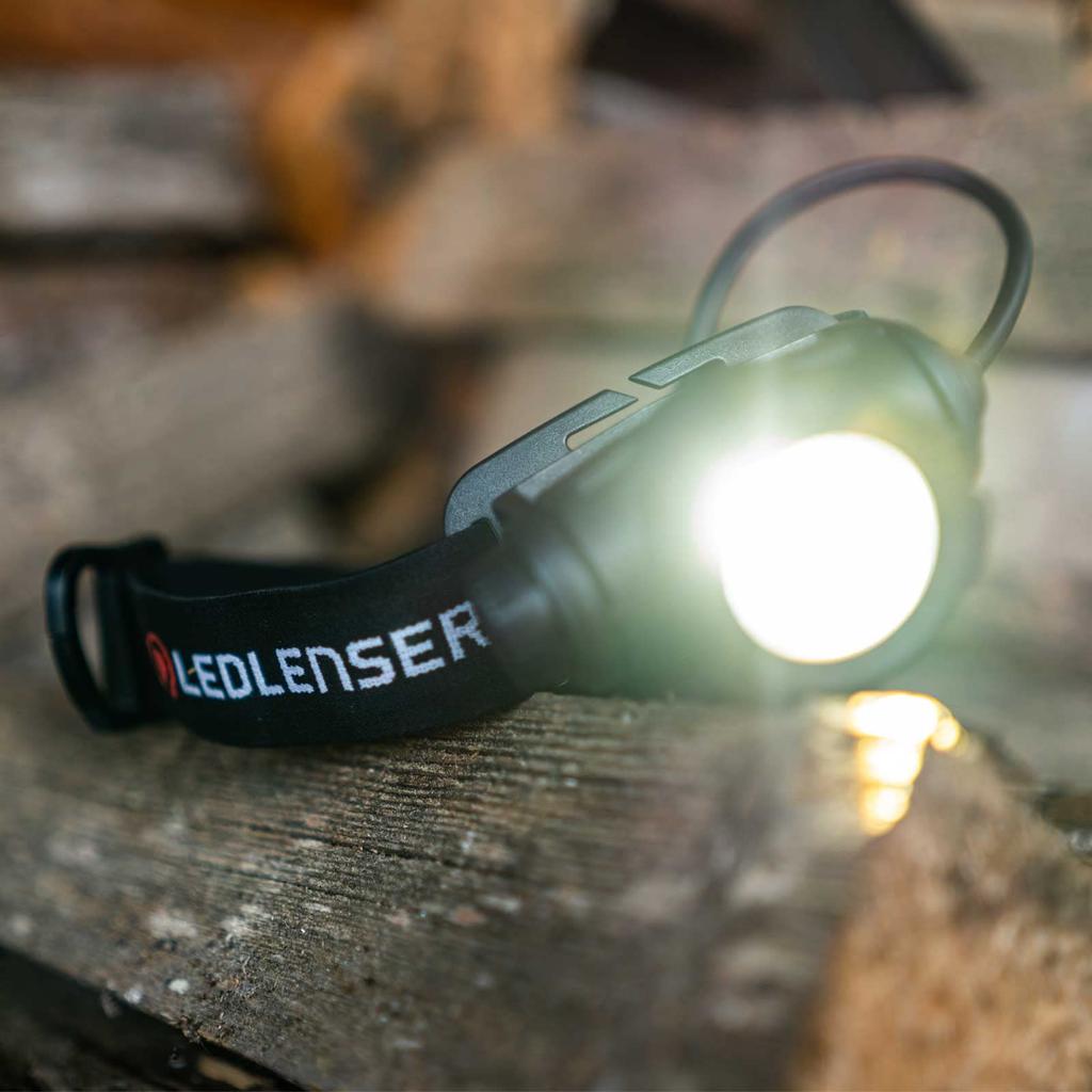 Linterna frontal LED Ledlenser H7R Core, recargable por USB, negra, pequeña