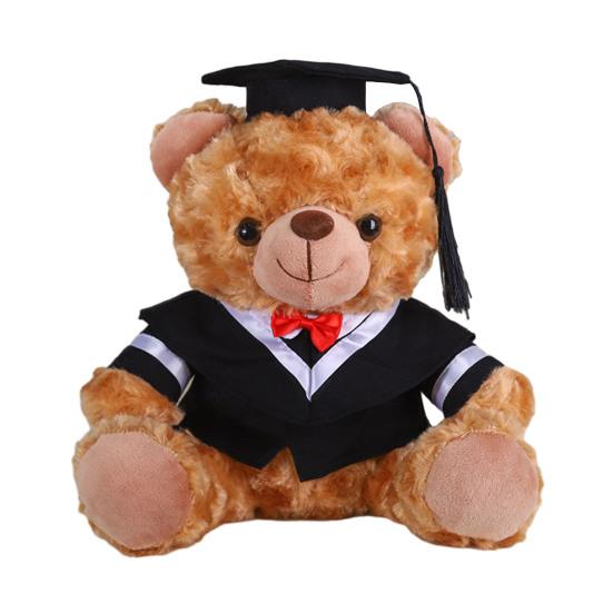 Plyšový medvídek absolvent 2025 s talárem, čepicí a střapcem, roztomilý hnědý absolvent