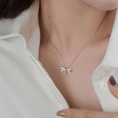 Minimalistische Libellen-Anhänger-Halskette – Elegantes & Trendiges Damen-Schlüsselbeindesign, Inspiriert von Japanischen & Koreanischen Stilen