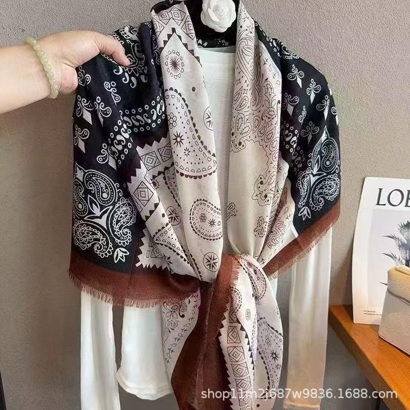 Classic Chain Decor Printed Women S Elegant Versatile Fashion Square Scarf