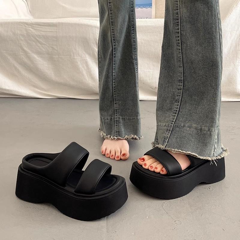 

Beautiful thick-bottomed cool slippers women s summer wear fashion and high-end new going out wedge slippers 35 чорний