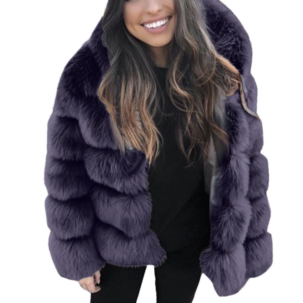 Cappotto da donna slim-fit di media lunghezza con cappuccio in ecopelliccia Autunno/Inverno 2025