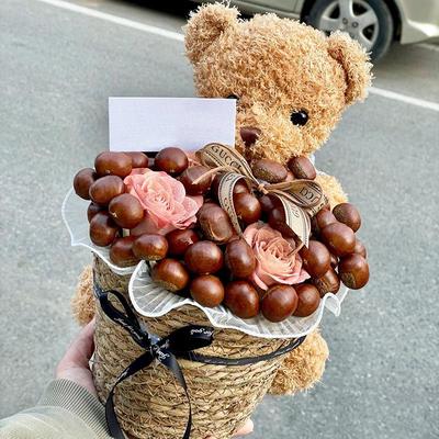 Coș cu flori de paie Curated Chestnut Bear Hug – Cadou perfect de sărbători & Aranjament cu trandafiri