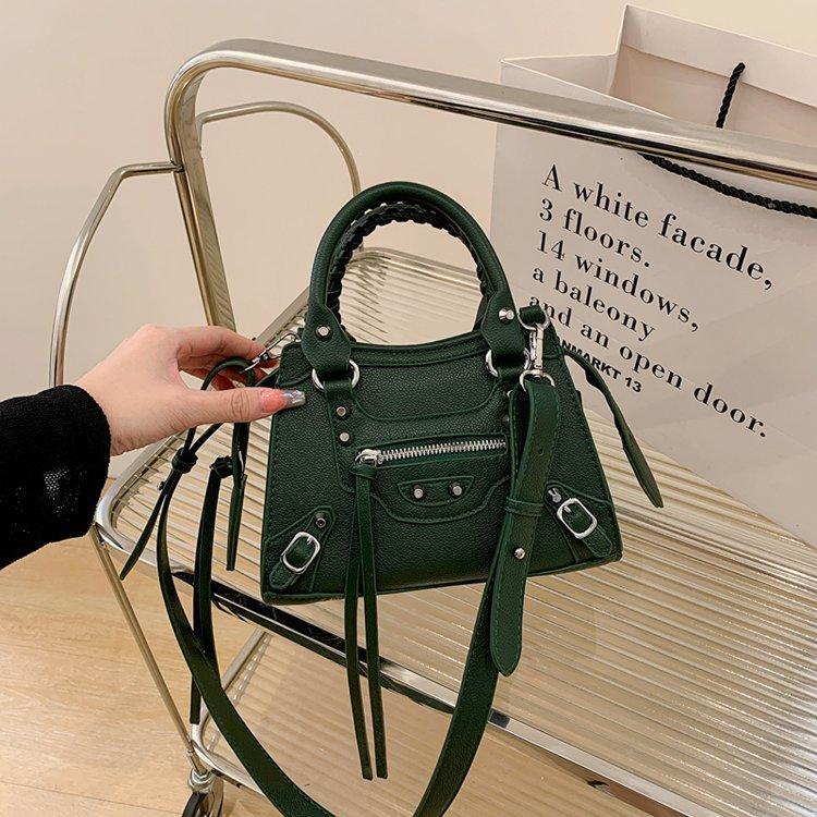Niche Retro Rivet Locomotive Bag, Women's Bag, Sweet, Cool, Foreign, Versatile, Large-capacity Shoulder Messenger Bag, Women's Handbag.