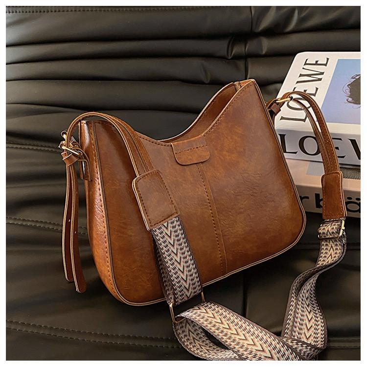 2024 New Retro Bag Female Korean Version Shoulder Bag Fashion Street Trend Leisure Commute Bucket Bag