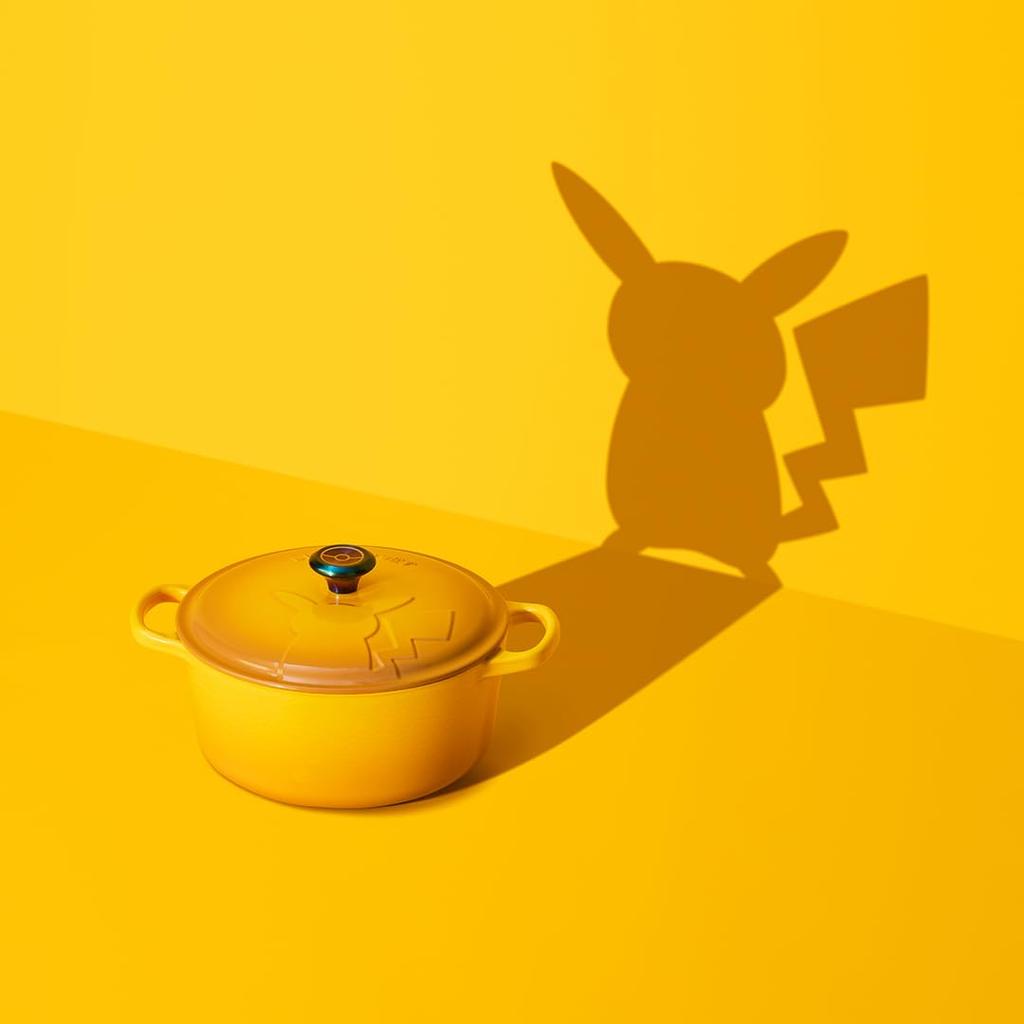 Le Creuset Pokemon Signature Cocotte Rondo 22cm Pokemon Pikachu Official (Iridescent Knob) [Japan Product]