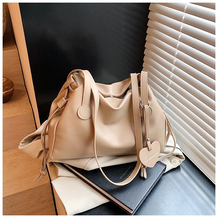 

Large-capacity bag women s summer new casual niche pleated messenger bag single shoulder underarm bucket bag хакі