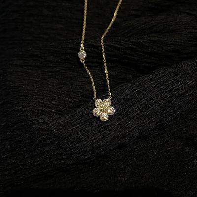 Mały naszyjnik z kwiatem damski lekki luksusowy niszowy design zmysłowy błysk diamentowy kwiat łańcuszek na obojczyk I łańcuszek na szyję