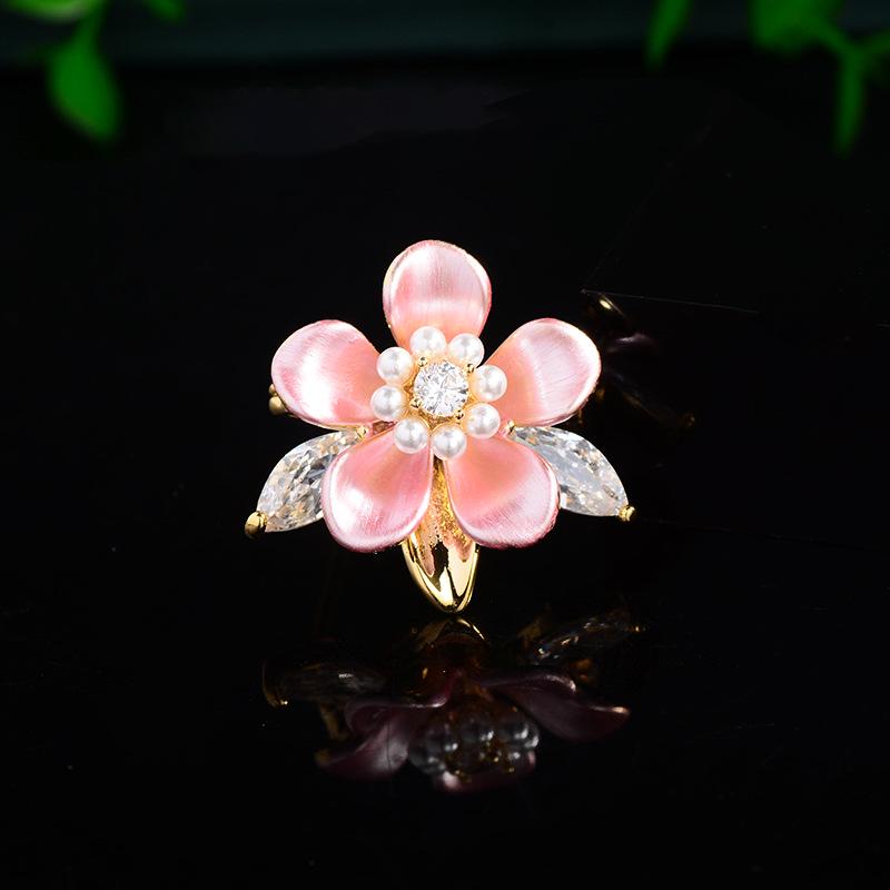 

Элегантная винтажная эмалевая брошь «Гардения» — универсальный аксессуар для костюмов, юбок и шляп