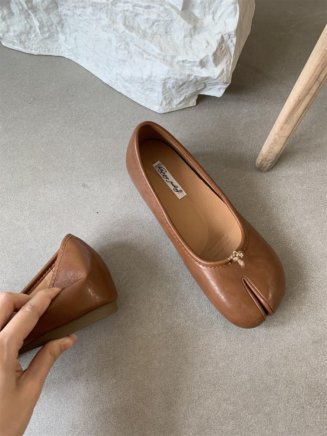 Женские балетки из мягкой кожи с раздельным носком и толстой подошвой высотой 5 см веснаосень 2024 г Size 36 2850₽