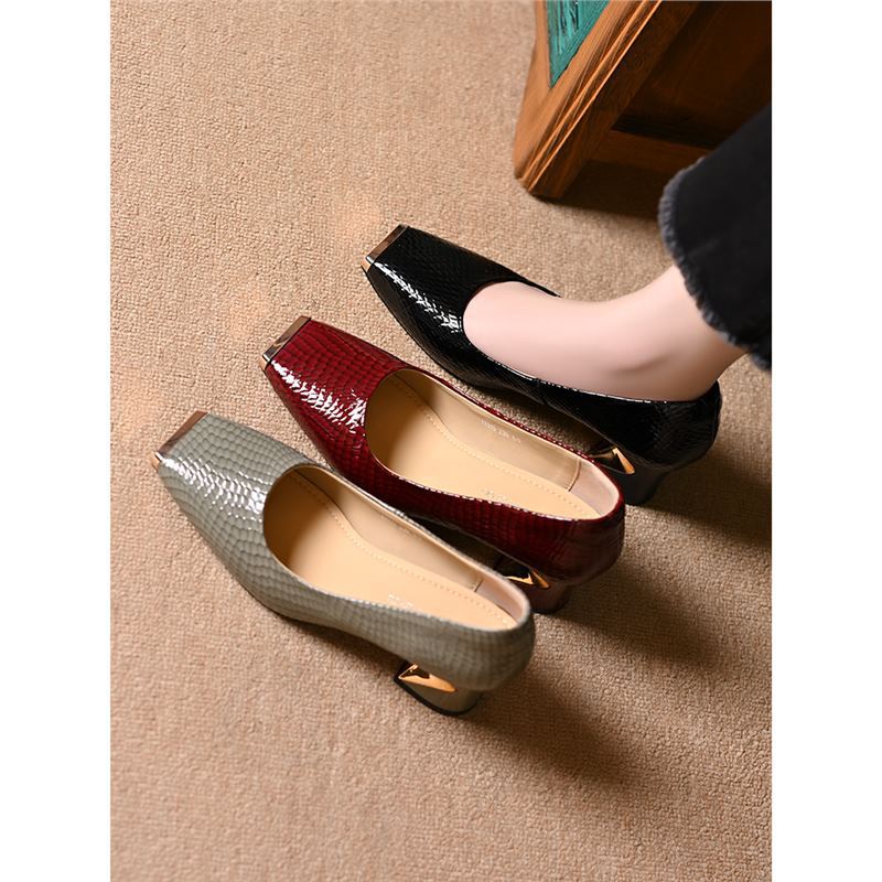 Metal head anti-kick shallow mouth single shoes women's 2025 spring and autumn new French snakeskin pattern thick heel versatile soft sole small le