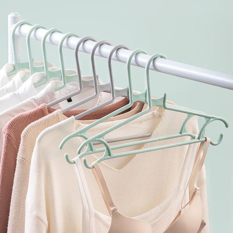 Camellia Plastic Non-Slip Clothes Hangers 15-Pack