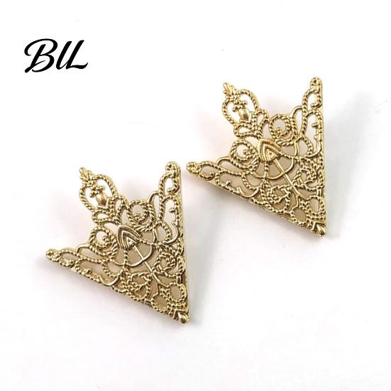 Metal Collar Clip 1 Pair Vintage Shirt Clip, Hollow-Out Decoration Alloy Brooch Triangle Pin for Men Women