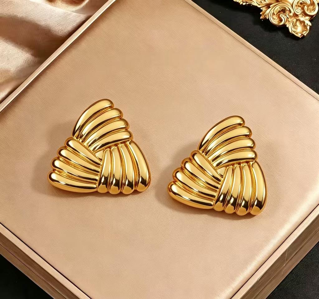 Stainless steel high-end gold earrings, niche design light luxury metal studs, temperament earrings