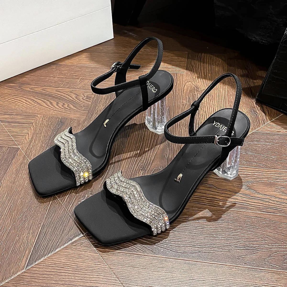 

Туфли для женщин 2025 Новые летние сандалии женские на каблуке с ремешком с пряжкой, модные универсальные с открытым носком, со стразами, с квадратным носком, нарядные сандалии 39 чёрный
