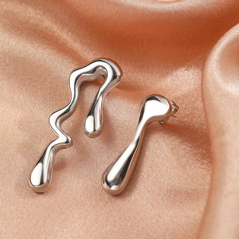 Creative Metal Liquid Irregular Asymmetrical Stud Earrings for Women Vintage Gold Color Geometric Long Bent Earrings Zircon медный