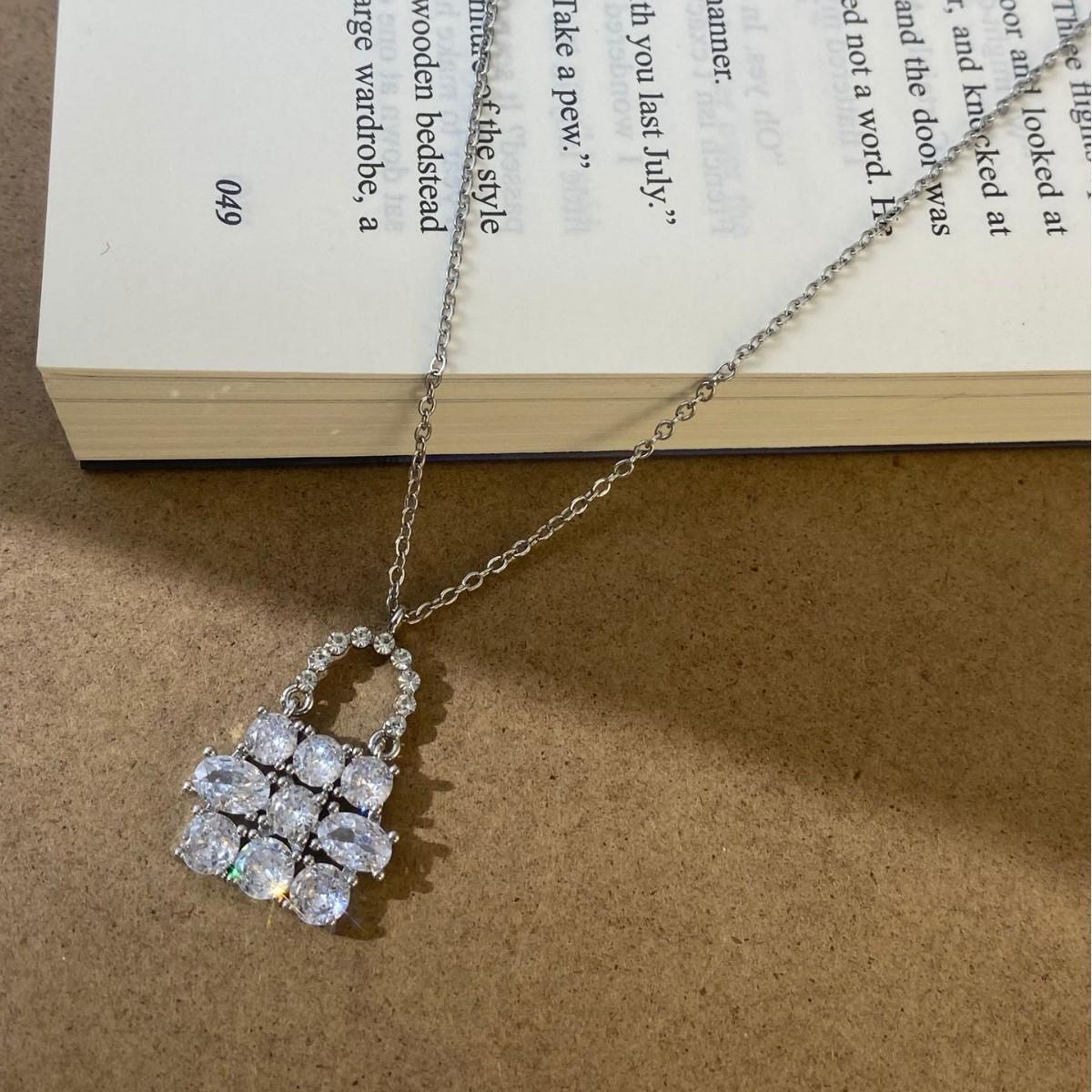 Elegant French Zirconia Clavicle Necklace for Women - Exquisite, Fashionable, Versatile Niche Design