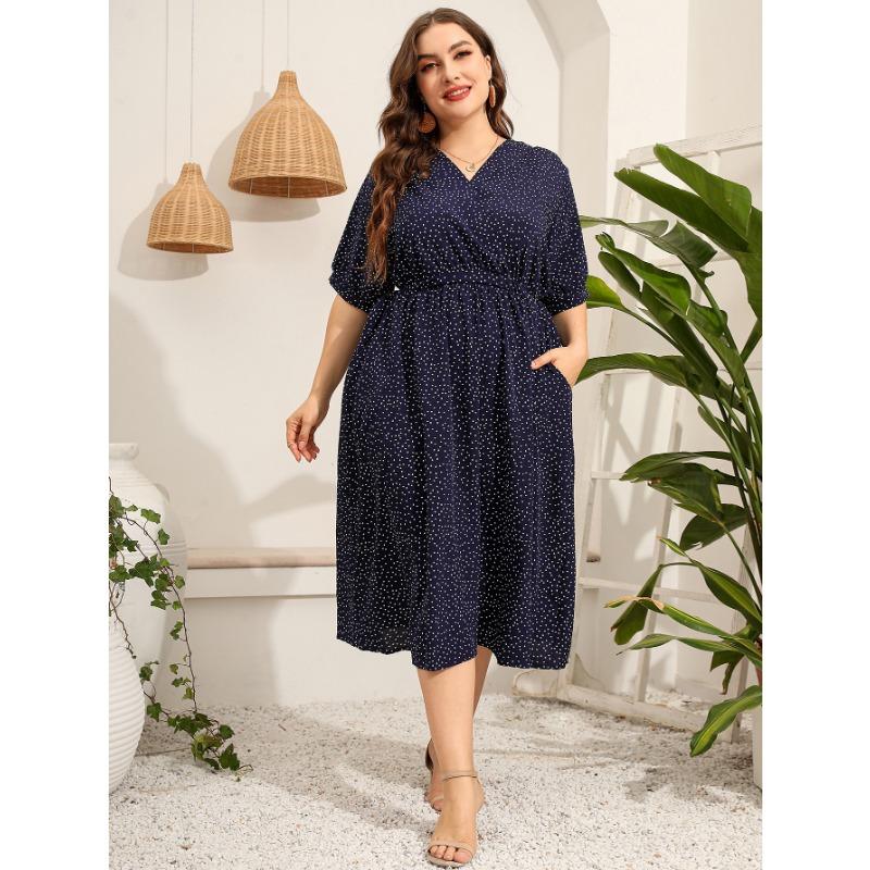 Летнее женское платье размера плюс с v-образным вырезом и коротким рукавом — фото 3