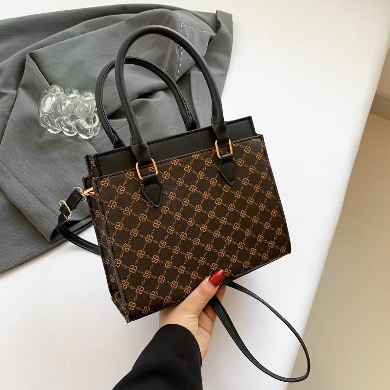 

Простая личность, повседневная мода, одно плечо через плечо 2024 новая ретро текстура, иностранный стиль портативная маленькая квадратная сумка для женщин чёрный