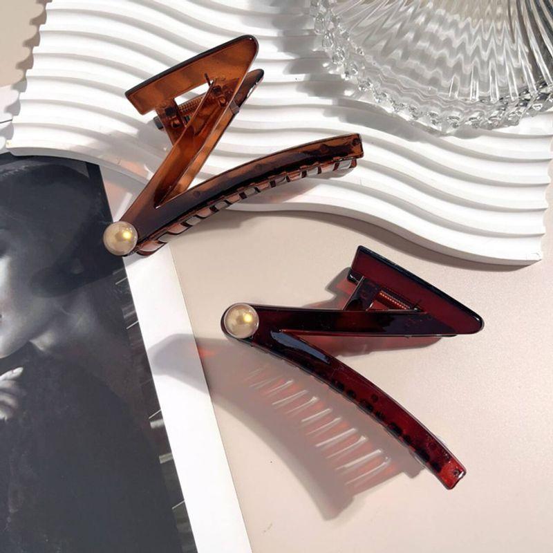 1pc Minimally designed grab clip, new high-end plastic women's hair clip, shark clip hair accessory at the back of the head