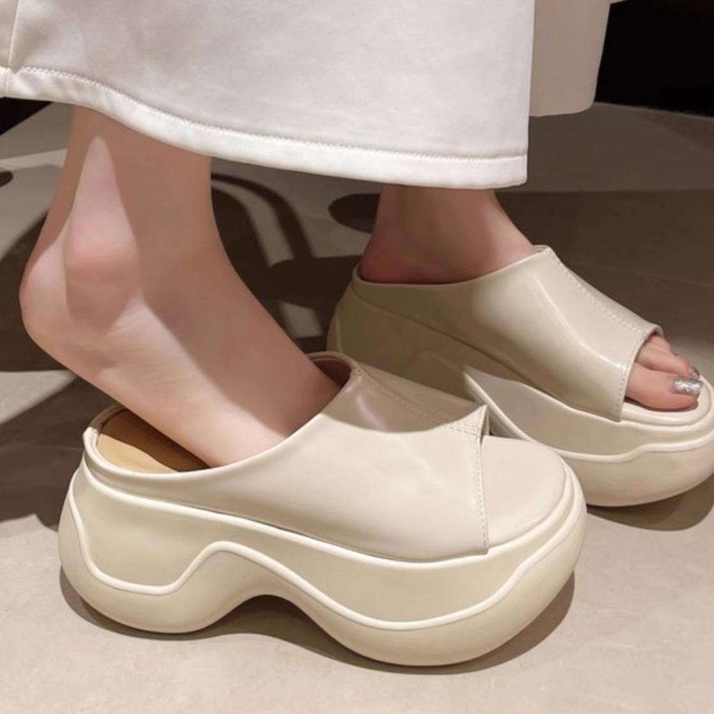 Muffin Thick-bottomed Cool Slippers for Women's Summer Wear 2025 New European Station Niche Small Person Height Beach One-word Drag