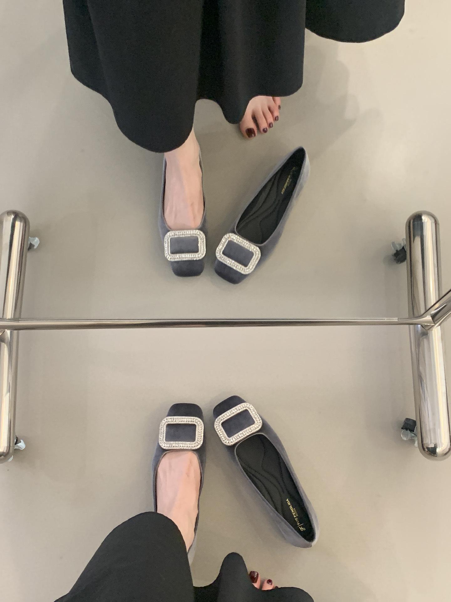 

FengLiDa туфли-лодочки на плоской подошве с квадратной пряжкой и стразами серые женские осенние 2025 с юбкой темпераментные универсальные туфли для работы 39