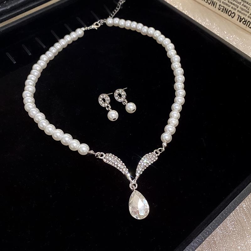 

Геометрический набор ожерелья и серег с цирконом и бриллиантами - Элегантные украшения в стиле легкой роскоши