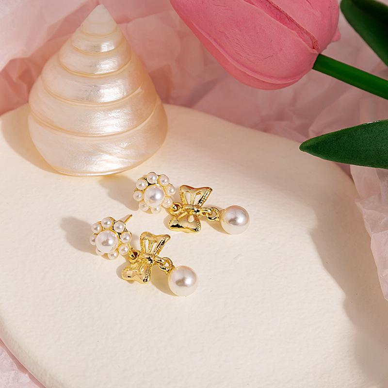 Light Luxury Simple Pearl Earrings Women'S Metal Smooth Pearl Geometric Star Love Ear Jewelry Of The Same Style
