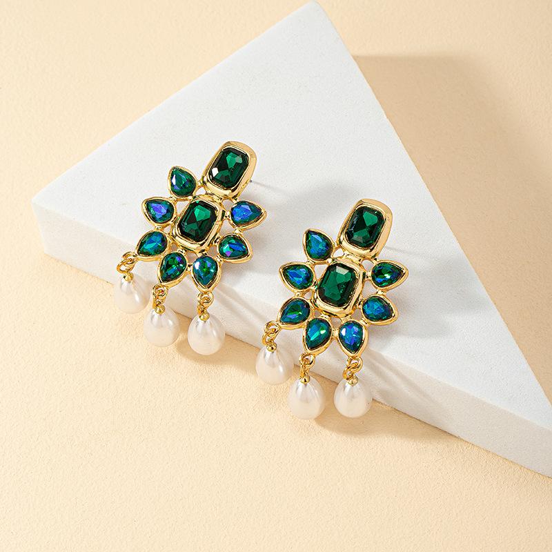 European & American Fashion: French Retro Flower Pearl & Diamond Stud Earrings