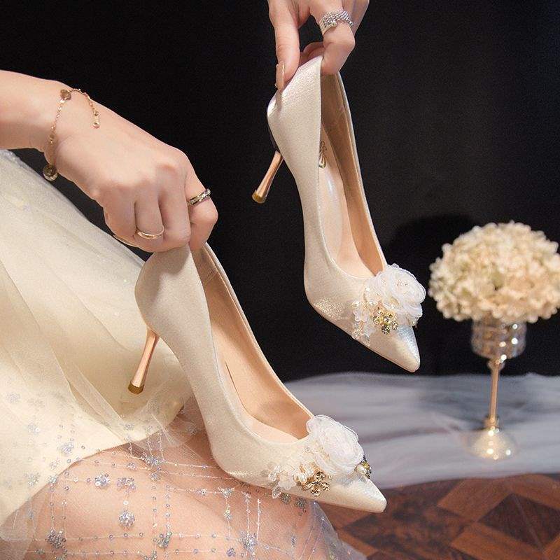 Champagnerfarbene Satin-High Heels Damen Hochzeitskleid Brautschuhe Chinesische Bühnenkleidung Hochzeitsschuhe dünner Absatz spitz zulaufende Einzelne Schuhe Brautschuhe