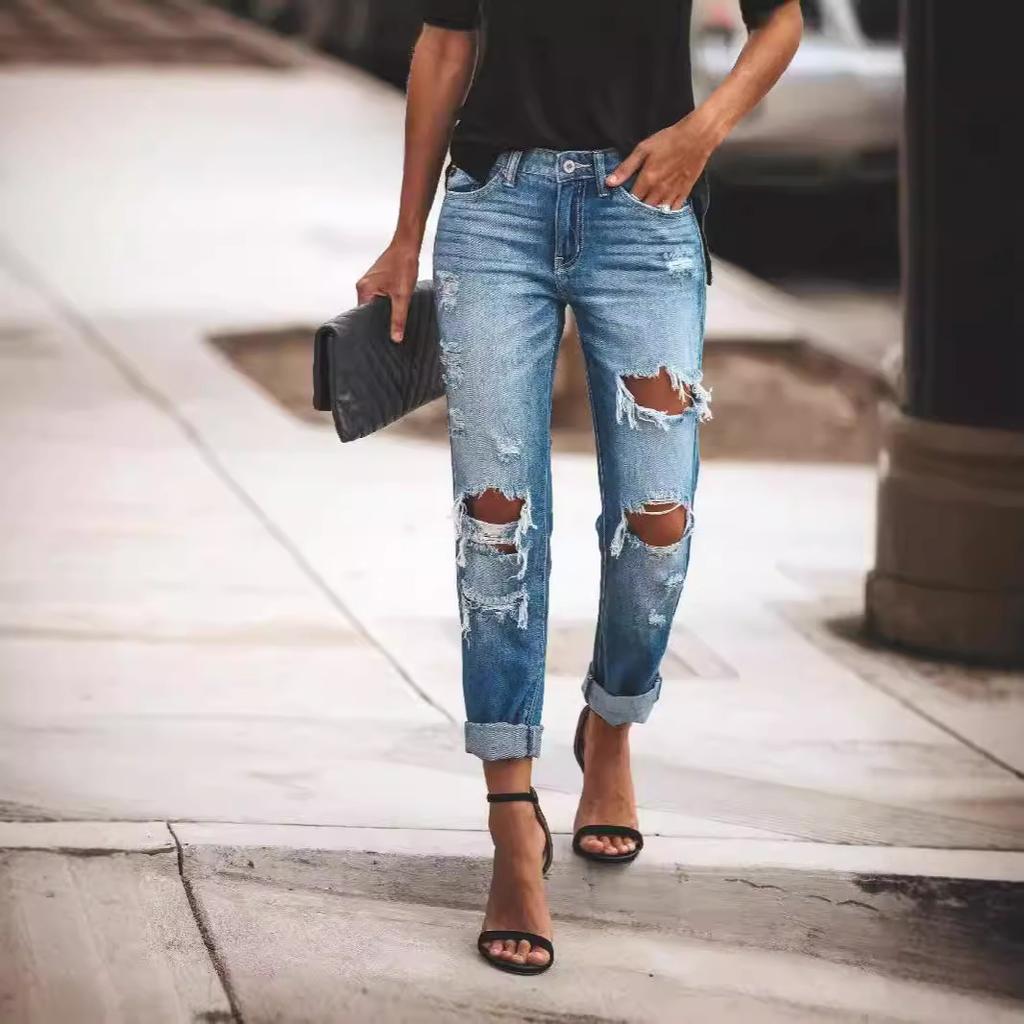 Eine Frau in modischen und retro Skinny Jeans