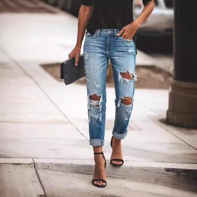 Una donna in jeans skinny alla moda e retrò
