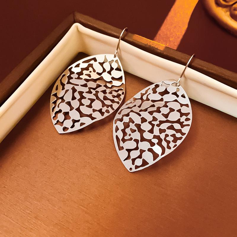 

Серьги-крючки в форме листочков из металла с выемками в холодном и безразличном стиле, нишевый темперамент, универсальные, легкие, роскошные и высококачественные 1#