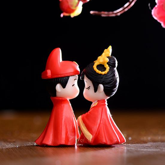 2Pcs Fancy Adorable Bright-colored Couple Dolls Decorative Bride Groom Figurine Plastic Cake Toppers for Valentine's Day