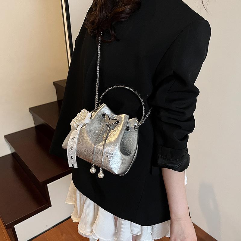 Niche Design Bag Women's 2025 New Summer Fashion Portable Bucket Bag Versatile Commuter Chain Messenger Bag