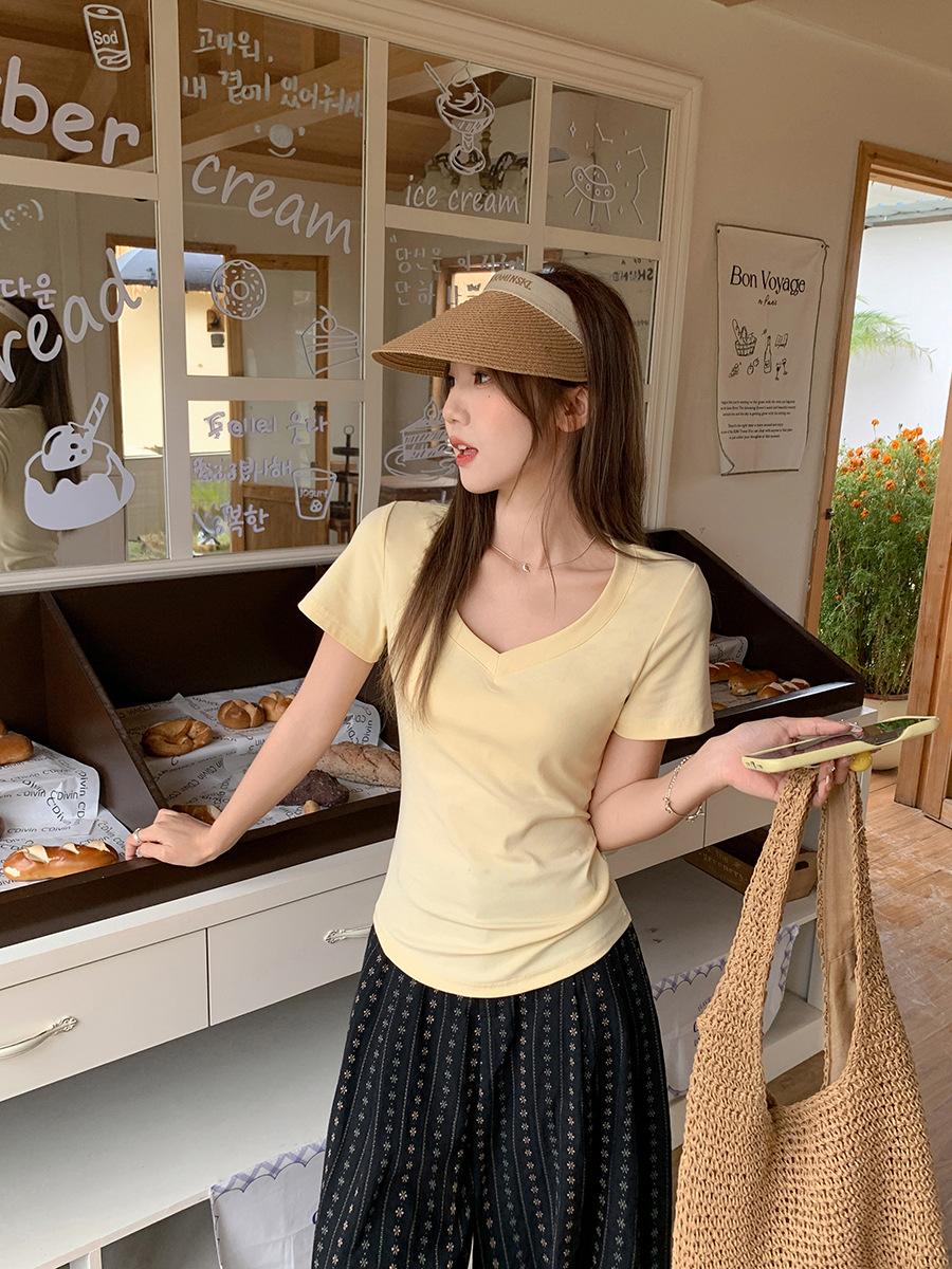 

Yellow simple casual chic V-neck short-sleeved women s summer new fashion age-reducing front shoulder T-shirt Korean top S