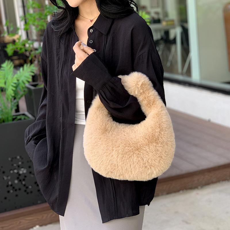 

Handbag with Strap & Zipper Closure - Soft Clutch Suitable for Daily Use, Parties, Dates - Stylish Winter Accessory