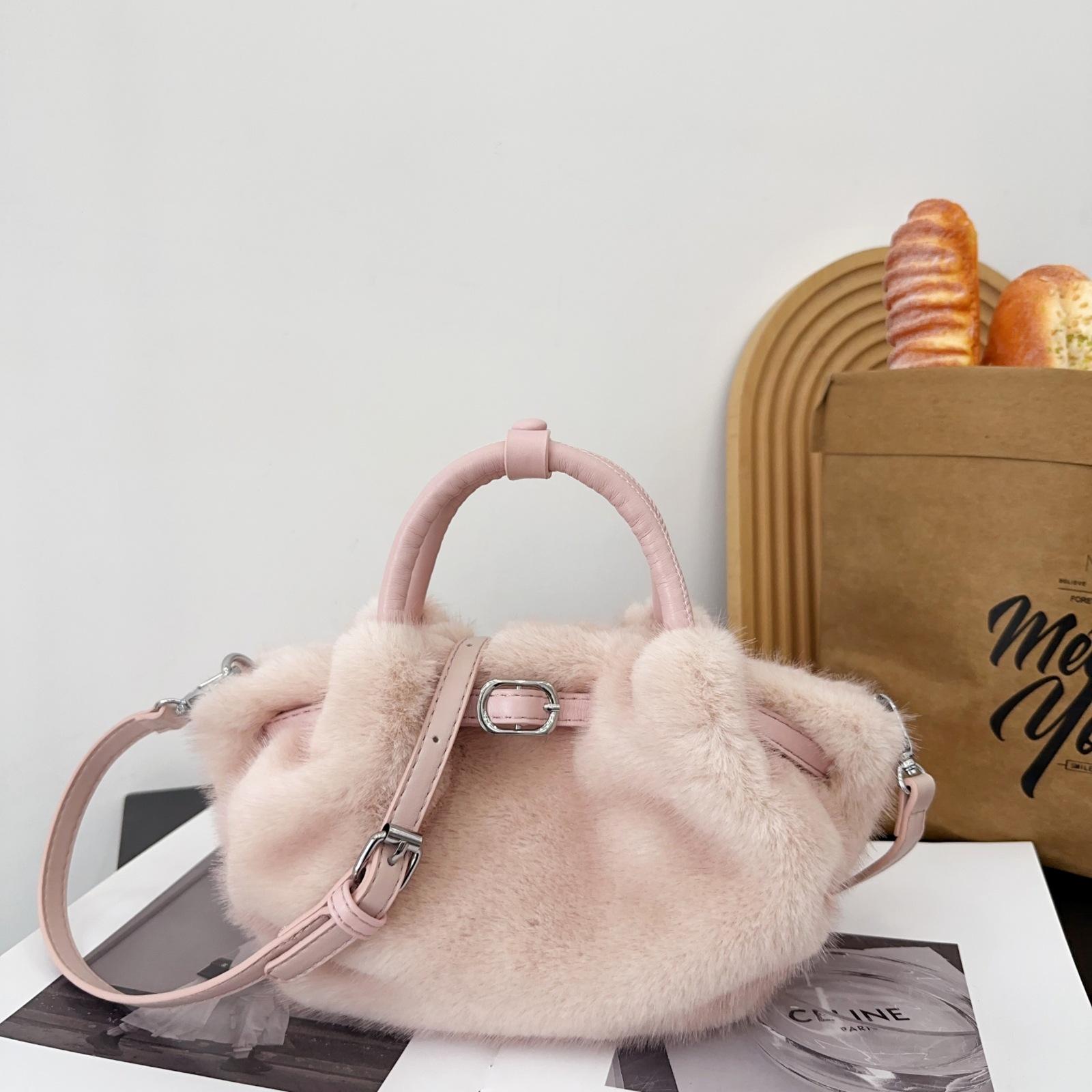 

Winter Plush Clutch Purse Handbags for Women Faux Fur Belt Design Female Crossbody Bags Pleated Furry Fluffy Handle Shoulder Bag