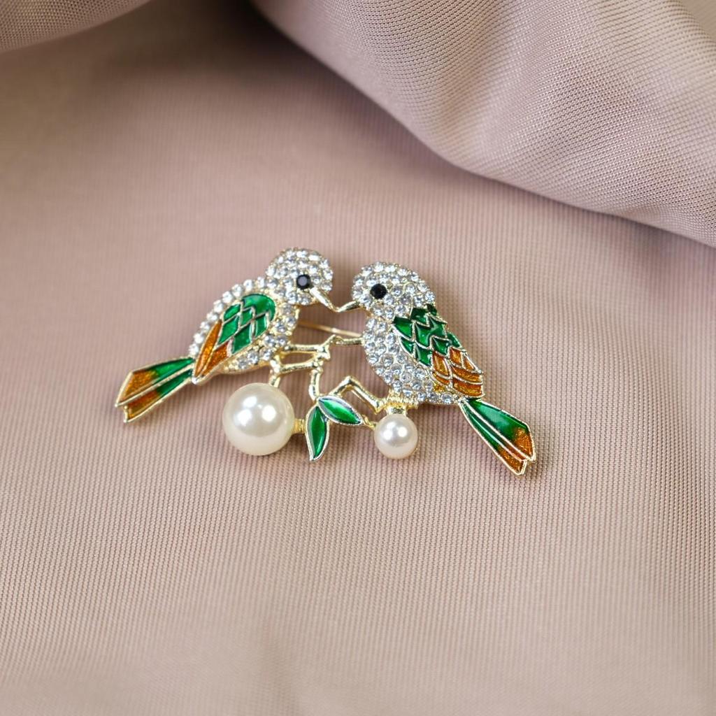 Luxury Magpie Brooch with Diamond and Pearl Inlay - Chic, Versatile Fashion Accessory.