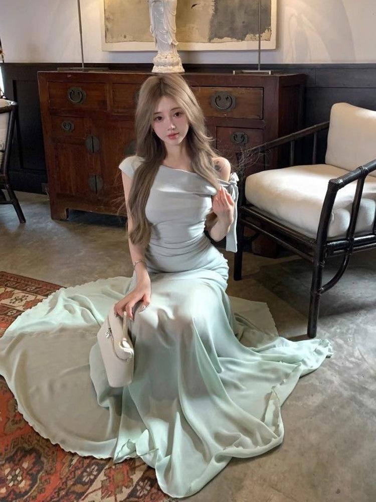 Women's 2025 Summer French One-Shoulder Dress: Gentle, Slimming A-Line with Waist-Cinched, Hip-Hugging Design