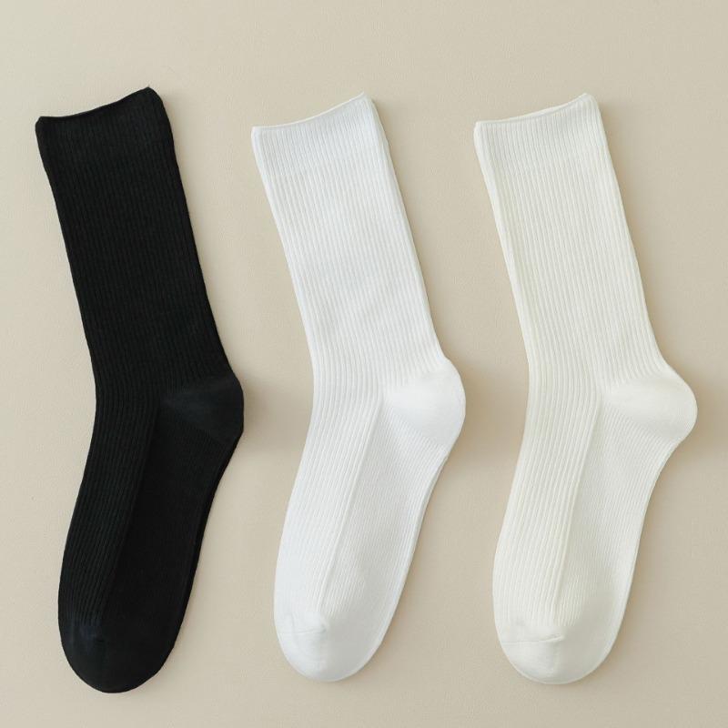 For Women, There Are Boneless and Non-uncomfortable Mid-calf Socks. Pull A Solid-colored Cotton Long Calf Sock That Is Breathable